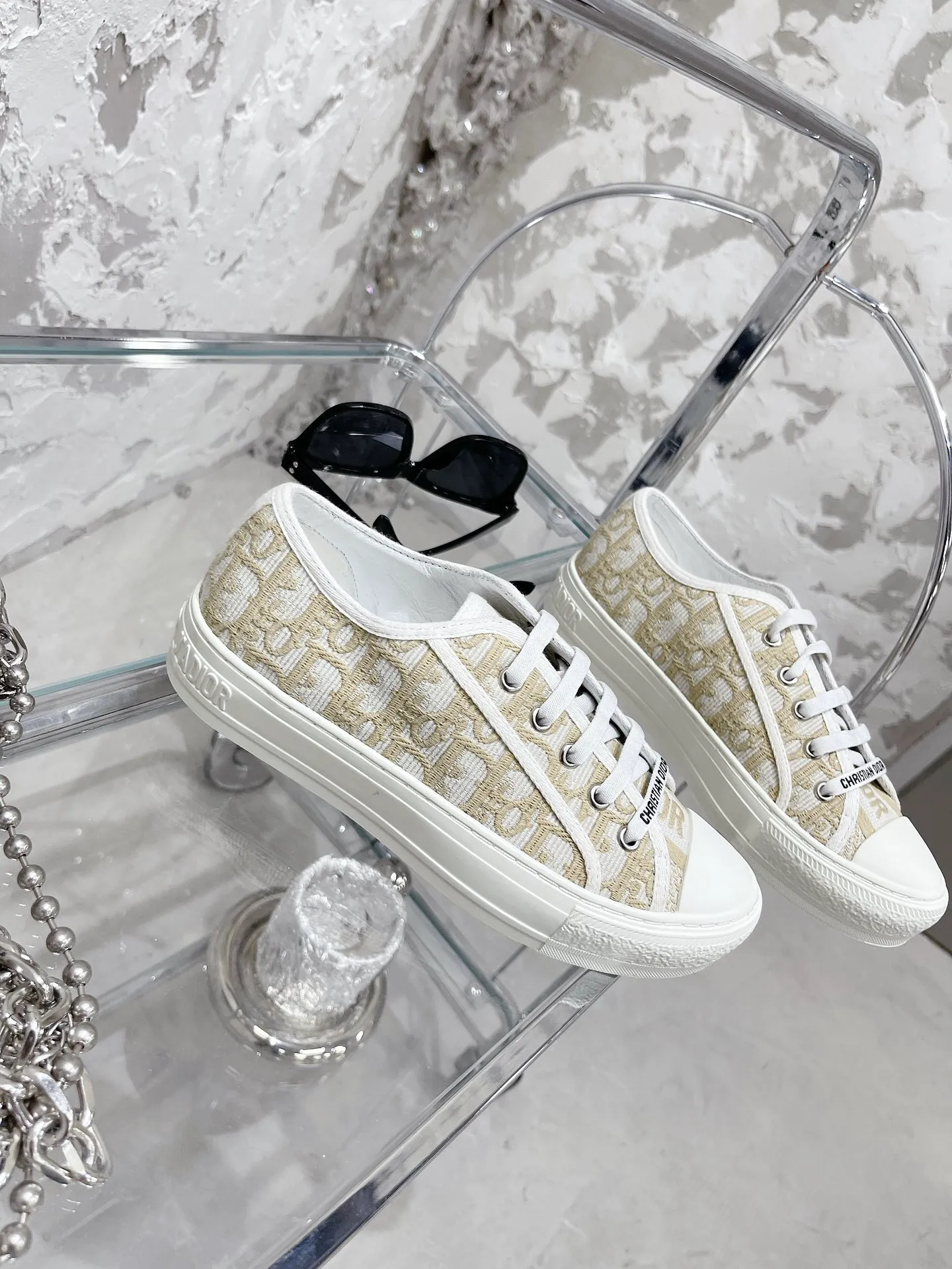 👟👟Ex-factory price 480👟👟 Women's Shoes Women's Clothing WALK N DIOR Embroidered Canvas Shoes Flat Casual Shoes Valentine's Day Limited Edition Sneaker Series Cotton Silk Double-sided Three-dimensional Embroidery, Authentic Stores Rush to Buy and Release Hot Style, Ins Star Internet Celebrity Concave Style Show.  All materials of this shoe are original molds, right down to the hardware, laces, outsole, 👟👟 ex-factory price U mid-pad... The upper fabric is made of double-sided pure cotton silk three-dimensional electric embroidery. Each style looks colorful, but it does not make it difficult to match clothes. The entire series is like a piece of handicraft, unique!  ▪️Inner lining: full-grain mixed sheep silk sheepskin ▪️Foot pads: imported cowhide of the same color, comfortable to the feet ▪️My last style is exactly the same as Z👟👟 ex-factory price, welcome to compare. My color matching is complete, and the counter has a full set of packaging. Code number: 35-40 (women's model 41 is custom-made and cannot be returned or exchanged)